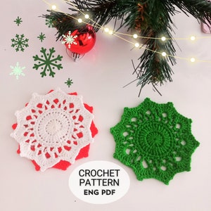 Puede incluir: Dos manteles individuales de ganchillo, uno blanco con un respaldo rojo y otro verde, con un árbol de Navidad y adornos en el fondo. El texto "CROCHET PATTERN ENG PDF" está debajo de los manteles individuales.