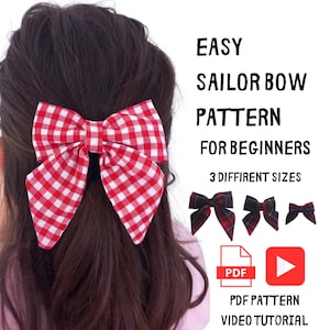 Op de afbeelding: Een rood-wit geblokt matrozen strikje haarband met een zwart elastiek. De afbeelding toont ook drie kleinere zwart-rode geblokte matrozen strikjes in verschillende maten. De tekst "EASY SAILOR BOW PATTERN FOR BEGINNERS 3 DIFFERENT SIZES" staat bovenaan de afbeelding. De tekst "PDF PATTERN VIDEO TUTORIAL" staat onderaan de afbeelding.