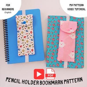 Puede incluir: Se muestran dos patrones de marcapáginas con portalápices, uno con estampado de mariposas y otro con estampado de pájaros, encima de cuadernos azules y florales. El texto "PENCIL HOLDER BOOKMARK PATTERN" está en la parte inferior, con "FOR BEGINNERS English" y "PDF PATTERN VIDEO TUTORIAL" en la parte superior.
