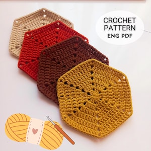 Può includere: Quattro motivi esagonali all'uncinetto in filato beige, rosso, marrone scuro e giallo senape. Un'illustrazione di un gomitolo e un uncinetto è presente nell'angolo. Il testo recita: CROCHET PATTERN ENG PDF. Gli elementi sono disposti in pila.