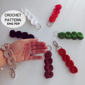 Patrón y tutorial para llavero de crochet con cordón: llavero DIY - Regalo de Navidad hecho a mano (PDF en inglés [términos de EE. UU.]) Llavero de crochet con forma de muñeca