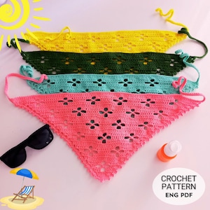 Könnte beinhalten: Vier farbenfrohe Häkeltücher in Gelb, Grün, Türkis und Rosa, jedes mit einem Blumenmuster. Die Tücher liegen auf einer hellrosa Oberfläche, mit Sonnenbrille, einer kleinen Flasche und einer Strand-Szene-Illustration. Der Text lautet "CROCHET PATTERN ENG PDF."