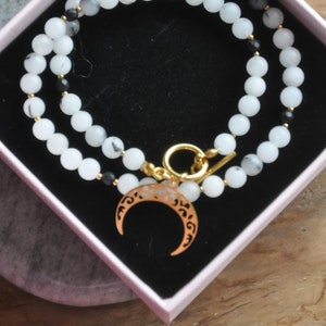 Necklace made of natural stones and surgical steel with a toggle pendant. Matt jade and onyx.