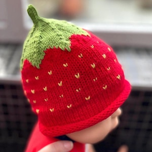 Erdbeermütze aus Merinowolle: Handgestrickte Babymütze aus feiner Merinowolle oder Baumwolle
