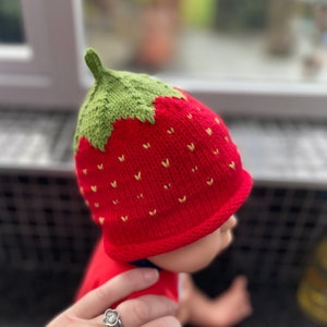 Bonnet fraise, tricoté à la main en laine mérinos fine ou pur coton, nouveau-né à 8 ans image 1