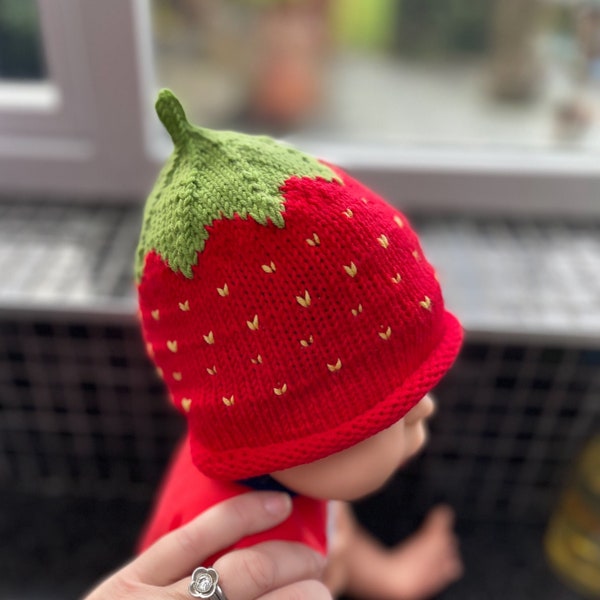 Erdbeer Beanie Mütze, handgestrickt aus feiner Merinowolle, Neugeborene Baby bis 8 Jahre