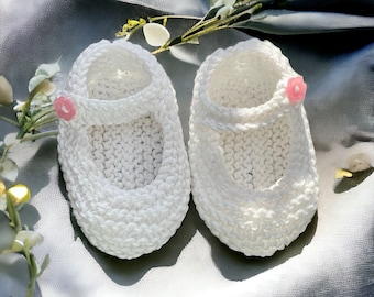 Chaussures Mary Jane pour nouveau-né, faites main avec du coton biologique, cadeau parfait pour bébé, tenue d'été - blanc, rose pétale ou pivoine - bouton au choix