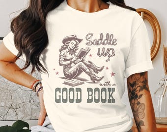 Koszulka Comfort Colors Cowgirl: Siodłaj i czytaj, koszulka dla miłośników książek z Dzikiego Zachodu
