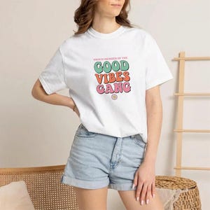 T-Shirt Proud Member Good Vibes Gang Wavy Bubble Font Daisy Art image 2
