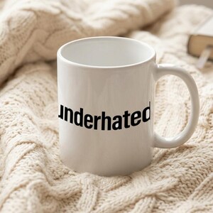 Mug Black text underhated Bild 3