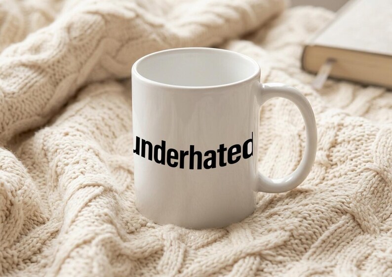 Mug Black text underhated Bild 3