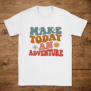 T-Shirt Retro Adventure Vintage Groovy Style Motif Colorful Text Distressed Look Flowers Sun