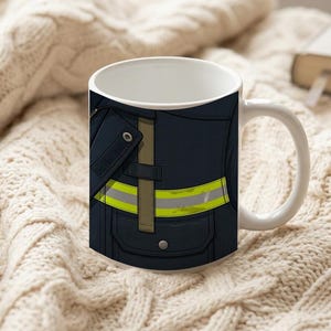 Tazza con dettaglio ravvicinato di un'uniforme da pompiere. immagine 5