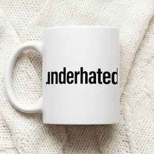 Mug Black text underhated Bild 1