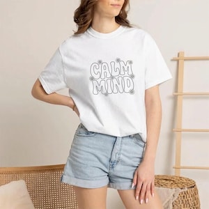 T-Shirt Calm Mind Retro Wavy Bubble Font Pastel Daisies Screen Print Aesthetic image 2