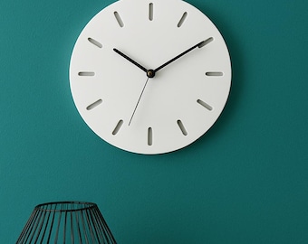 Handgemaakte minimalistische wandklok, keramiek, stil en handgemaakt, Scandinavisch design – houten wijzers