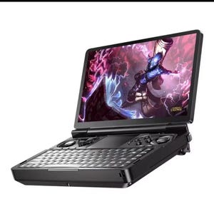 以下が含まれることがあります： ビデオゲームシーンを表示する画面を備えた黒色のハンドヘルドゲームPC。デバイスにはキーボード、コントロールボタン、トラックパッドがあります。画面には、紫と青の環境のキャラクターが表示されます。