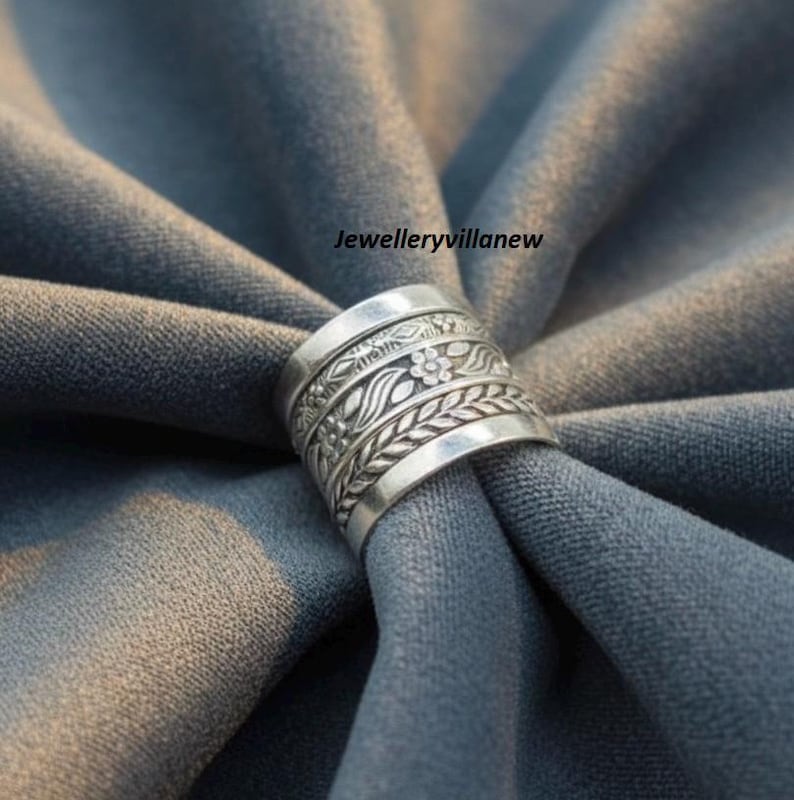 Conjunto de anillos apilables de plata de ley hechos a mano, anillos minimalistas de estilo bohemio. imagen 13