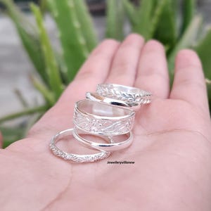 Conjunto de anillos apilables de plata de ley hechos a mano, anillos minimalistas de estilo bohemio. imagen 10