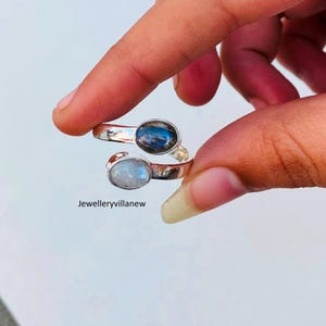 Ring met labradoriet en maansteen: handgemaakte verstelbare boho-ring van 925 sterling zilver.