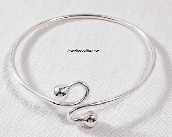 Brazalete minimalista de plata de ley, hecho a mano.