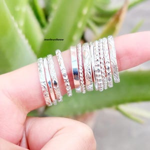 Conjunto de anillos apilables de plata de ley hechos a mano, anillos minimalistas de estilo bohemio. imagen 3
