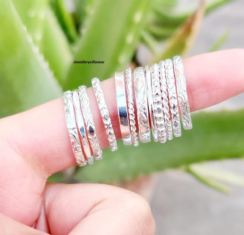 Conjunto de anillos apilables de plata de ley hechos a mano, anillos minimalistas de estilo bohemio. imagen 3