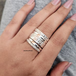 Conjunto de anillos apilables de plata de ley hechos a mano, anillos minimalistas de estilo bohemio. imagen 16