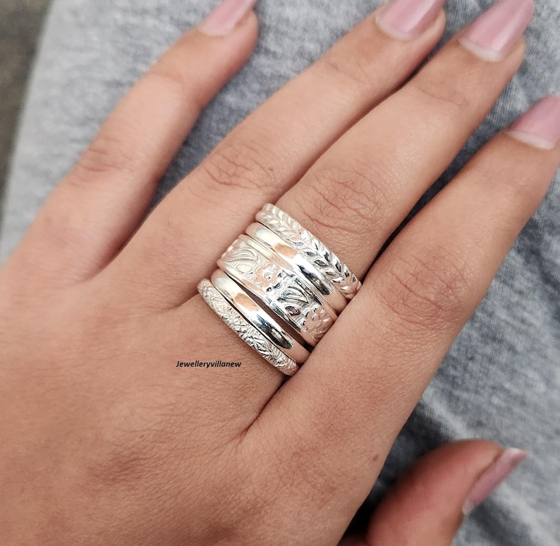 Conjunto de anillos apilables de plata de ley hechos a mano, anillos minimalistas de estilo bohemio. imagen 16