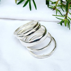 Handgjord hamrad stapelring i sterlingsilver: Minimalistisk armband