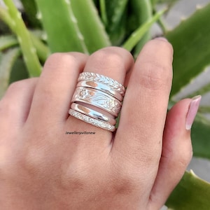 Conjunto de anillos apilables de plata de ley hechos a mano, anillos minimalistas de estilo bohemio. imagen 6