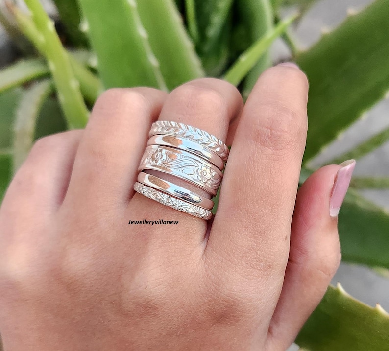 Conjunto de anillos apilables de plata de ley hechos a mano, anillos minimalistas de estilo bohemio. imagen 6