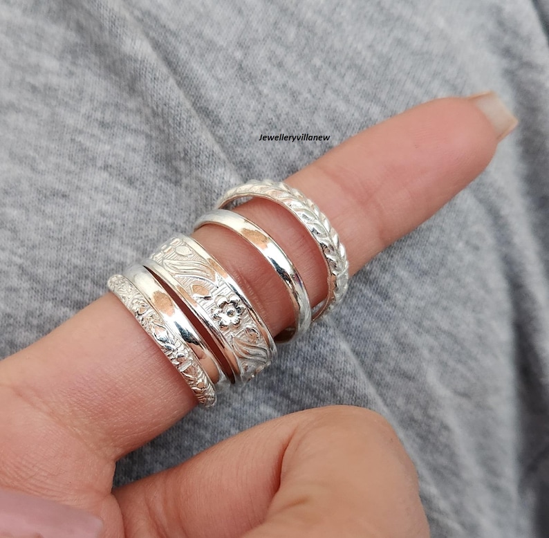 Conjunto de anillos apilables de plata de ley hechos a mano, anillos minimalistas de estilo bohemio. imagen 8