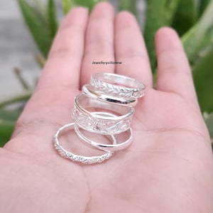 Conjunto de anillos apilables de plata de ley hechos a mano, anillos minimalistas de estilo bohemio. imagen 12