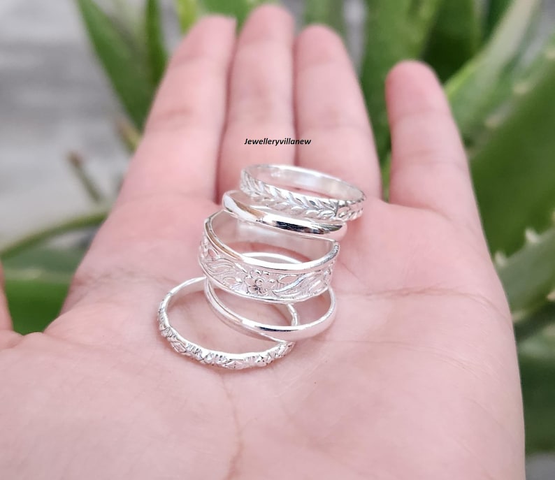 Conjunto de anillos apilables de plata de ley hechos a mano, anillos minimalistas de estilo bohemio. imagen 12