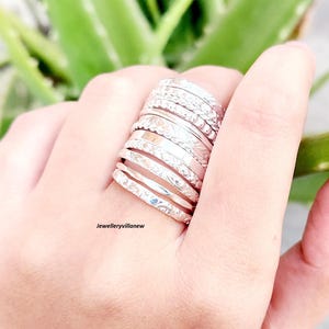 Conjunto de anillos apilables de plata de ley hechos a mano, anillos minimalistas de estilo bohemio. imagen 9