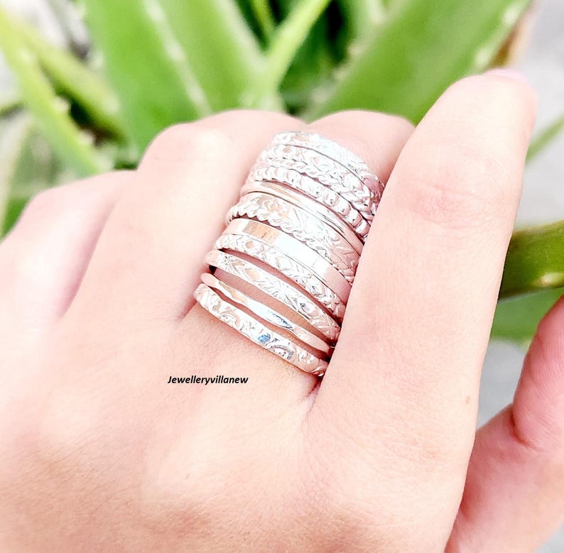 Conjunto de anillos apilables de plata de ley hechos a mano, anillos minimalistas de estilo bohemio. imagen 9