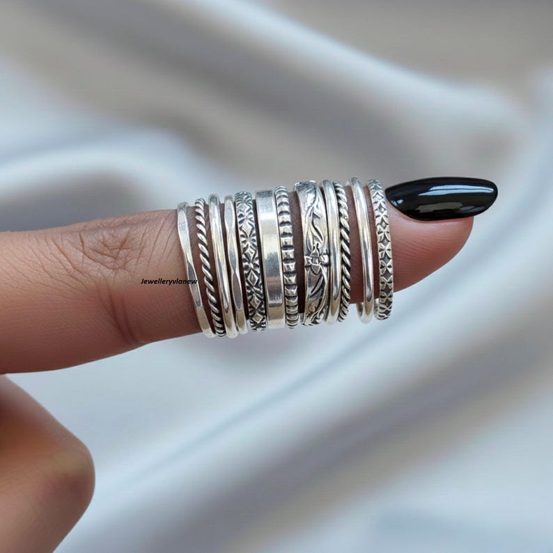 Conjunto de anillos apilables de plata de ley hechos a mano, anillos minimalistas de estilo bohemio. imagen 1