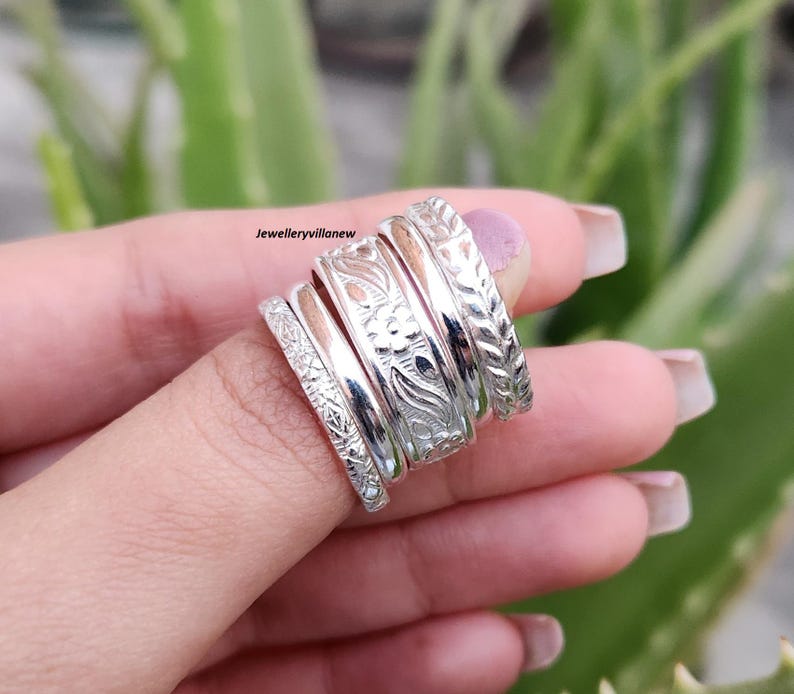 Conjunto de anillos apilables de plata de ley hechos a mano, anillos minimalistas de estilo bohemio. imagen 4