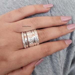 Conjunto de anillos apilables de plata de ley hechos a mano, anillos minimalistas de estilo bohemio. imagen 11