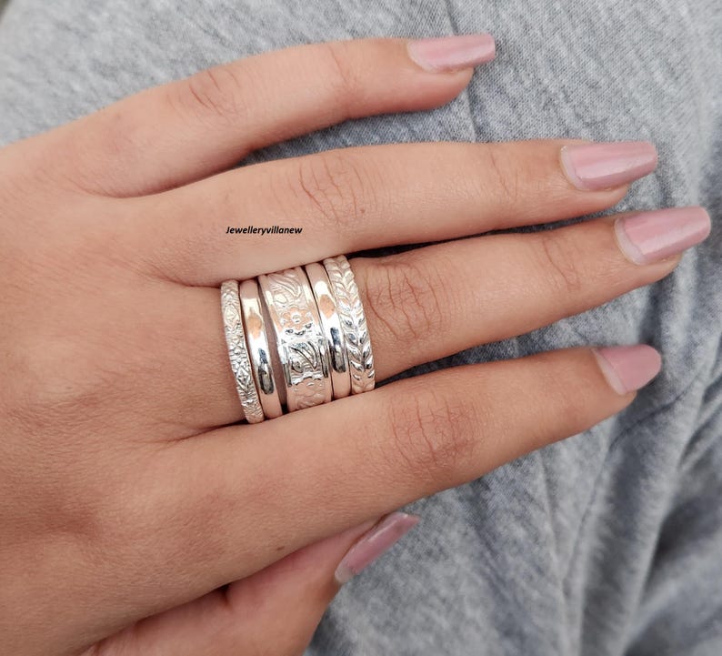 Conjunto de anillos apilables de plata de ley hechos a mano, anillos minimalistas de estilo bohemio. imagen 11