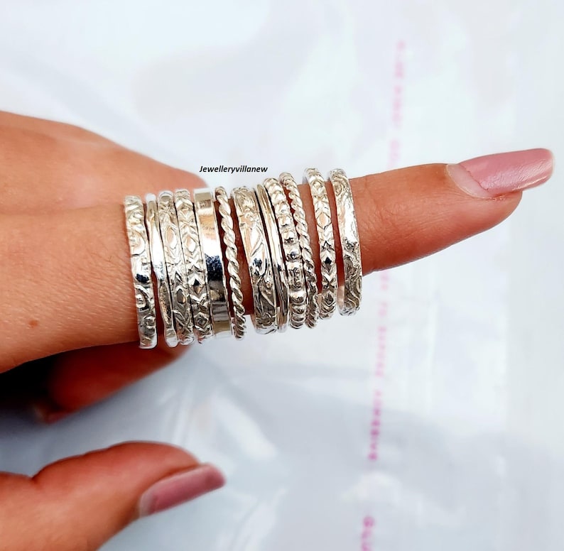 Conjunto de anillos apilables de plata de ley hechos a mano, anillos minimalistas de estilo bohemio. imagen 5