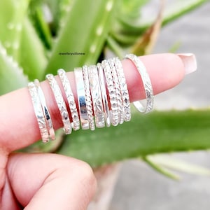 Conjunto de anillos apilables de plata de ley hechos a mano, anillos minimalistas de estilo bohemio. imagen 7