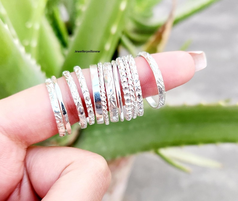 Conjunto de anillos apilables de plata de ley hechos a mano, anillos minimalistas de estilo bohemio. imagen 7