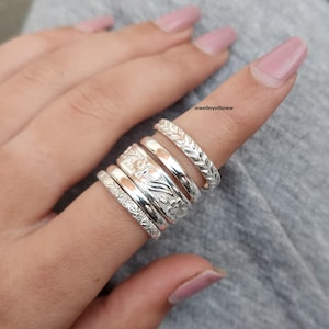 Conjunto de anillos apilables de plata de ley hechos a mano, anillos minimalistas de estilo bohemio. imagen 14
