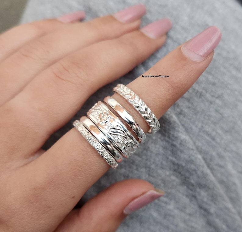 Conjunto de anillos apilables de plata de ley hechos a mano, anillos minimalistas de estilo bohemio. imagen 14