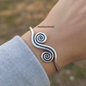 スターリングシルバーのスパイラルカフブレスレット、ハンドメイドの調節可能なバングル