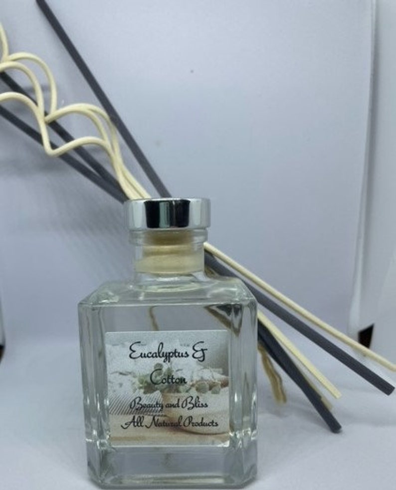 Peut inclure: Une bouteille en verre transparente avec un bouchon argent&eacute; et un bouchon en li&egrave;ge. La bouteille contient une huile de diffuseur avec une &eacute;tiquette qui indique "Eucalyptus & Cotton" et "Beauty and Bliss All Natural Products".