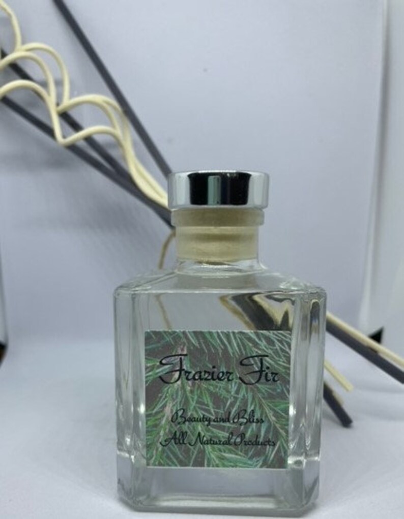 Peut inclure: Une bouteille en verre transparente avec un couvercle argent&eacute; et une &eacute;tiquette qui indique "Frazier Fir Beauty and Bliss All Natural Products". La bouteille est remplie d'un liquide clair et contient un brin d'aiguilles de sapin &agrave; l'int&eacute;rieur.