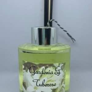 Peut inclure: Une bouteille en verre transparente avec un couvercle argent&eacute; et des roseaux noirs et blancs. La bouteille contient un liquide jaune et porte une &eacute;tiquette sur laquelle est &eacute;crit "Gardenia & Tuberose Beauty and Bliss All Natural Products".